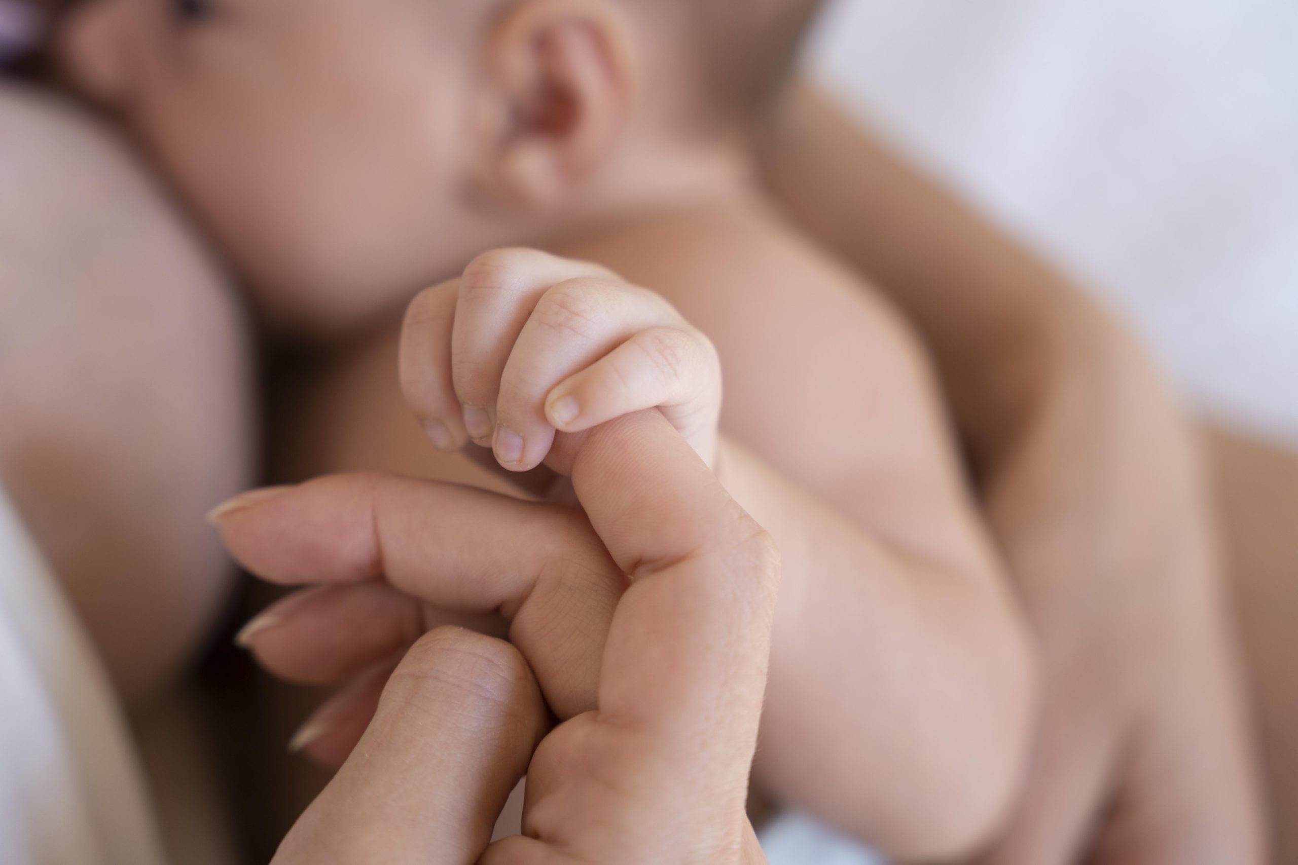 Prve ure po rojstvu: zakaj so stik, bližina in podpora tako pomembni